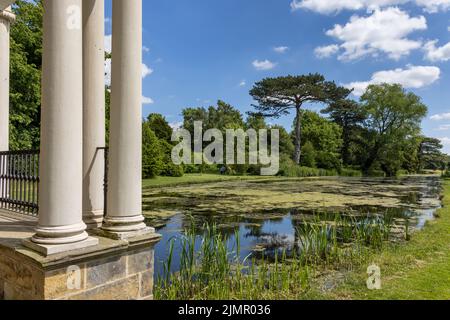 Vue sur le lac depuis le pont Palladien de Scampston, conçu par Capability Brown, Scampston Hall, North Yorkshire, Angleterre. Banque D'Images