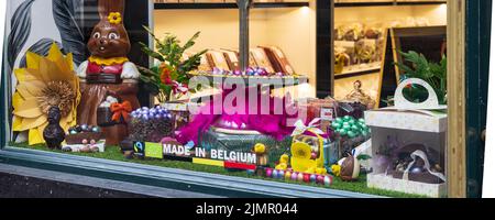 Bruxelles, Belgique - 25 mars 2022 : vitrine dans les galeries Saint-Hubert avec chocolats et friandises dans le centre-ville de Bruxelles en Belgique Banque D'Images