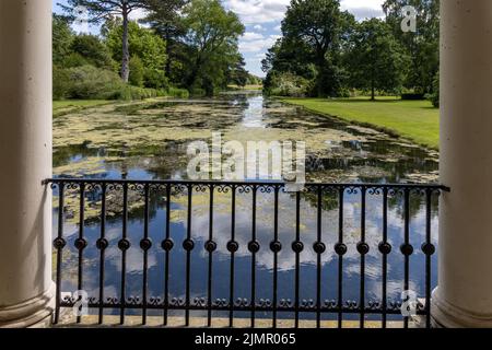 Vue sur le lac depuis le pont Palladien de Scampston, conçu par Capability Brown, Scampston Hall, North Yorkshire, Angleterre. Banque D'Images