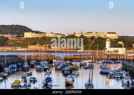 Tôt le matin, le soleil illumine le port de Scarborough et la ville balnéaire de Scarborough dans le North Yorkshire. Banque D'Images