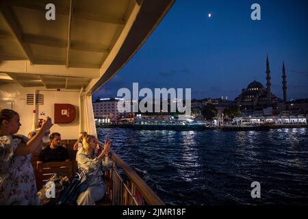 Istanbul, Turquie. 06th août 2022. Les passagers des lignes de ferry de la ville ont vu prendre des photos avec leur téléphone portable pendant le coucher du soleil à Istanbul. (Photo par Onur Dogman/SOPA Images/Sipa USA) crédit: SIPA USA/Alay Live News Banque D'Images