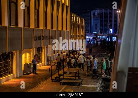 Istanbul, Turquie. 06th août 2022. Les passagers ont vu descendre du ferry qui a amarré à l'embarcadère des lignes de la ville de Kadikoy. (Photo par Onur Dogman/SOPA Images/Sipa USA) crédit: SIPA USA/Alay Live News Banque D'Images