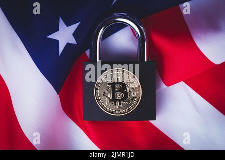 Bitcoins aux États-Unis. Interdiction de crypto-monnaie en Amérique.USA drapeau et bitcoin. Banque D'Images