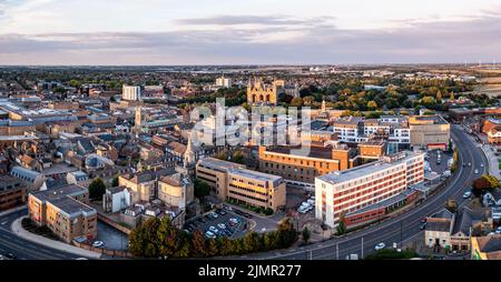 PETERBOROUGH, ROYAUME-UNI - 4 AOÛT 2022. Un paysage urbain aérien de la cathédrale et du centre-ville de Peterborough au coucher du soleil Banque D'Images