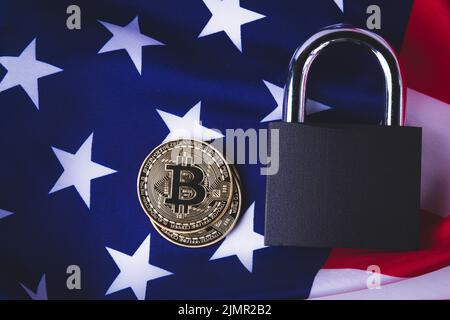 Bitcoins aux États-Unis. Interdiction de crypto-monnaie en Amérique.USA drapeau et bitcoin. Banque D'Images