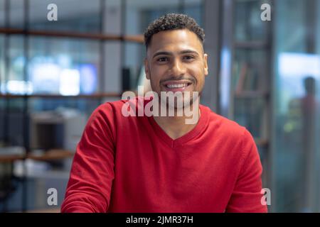 Portrait d'un conseiller hispanique souriant travaillant sur un lieu de travail moderne Banque D'Images