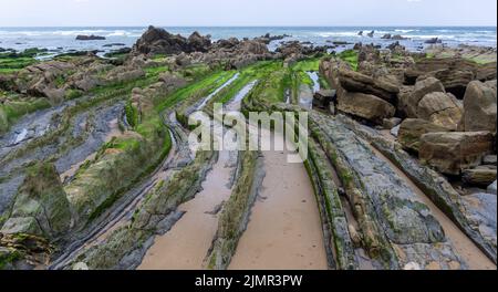 Vue sur les formations rocheuses de Flysch à marée basse sur la plage de Barrika près de Bilbao Banque D'Images