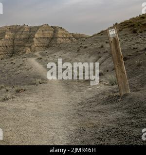 Trailmarker se dresse le long de Gravel Trail dans le parc national Theodore Roosevelt Banque D'Images