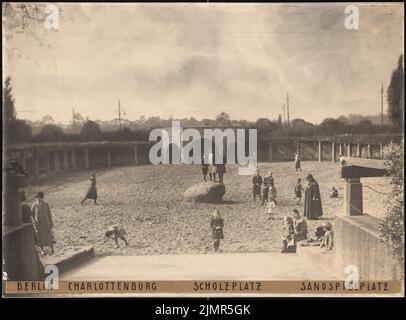 Barth Erwin (1880-1933), Scholzplatz (Masurenallee) à Berlin-Charlottenburg (1919): Photo de l'installation terminée: Vue de l'intérieur inférieur (aire de jeux) à l'ouest. Crayon sur photo sur carton, 42,9 x 58 cm (y compris les bords de balayage) Barth Erwin (1880-1933): Scholzplatz (Masurenallee), Berlin-Charlottenburg Banque D'Images