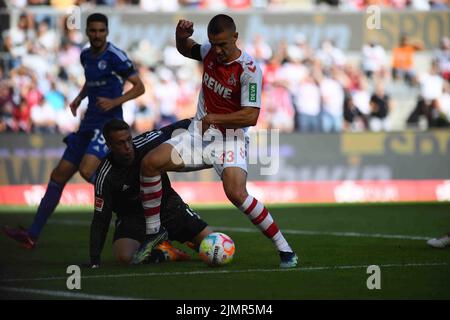 KOELN, ALLEMAGNE - 7 AOÛT 2022: Ralf Fährmann vs Florian Dietz. Le match de football de Bundesliga 1.FC Koeln vs FC Schalke 04 Banque D'Images