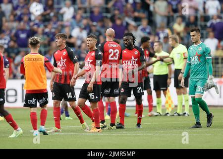 Les joueurs de RFC Seraing ont l'air abattu après un match de football entre RSCA Anderlecht et RFC Seraing, dimanche 07 août 2022 à Anderlecht, Bruxelles, le 3 e jour de la première division du championnat belge de la « Jupiler Pro League » 2022-2023. BELGA PHOTO BRUNO FAHY Banque D'Images