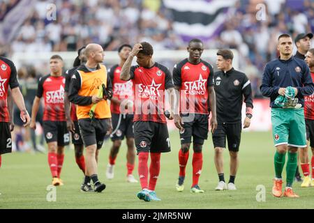 Les joueurs de RFC Seraing ont l'air abattu après un match de football entre RSCA Anderlecht et RFC Seraing, dimanche 07 août 2022 à Anderlecht, Bruxelles, le 3 e jour de la première division du championnat belge de la « Jupiler Pro League » 2022-2023. BELGA PHOTO BRUNO FAHY Banque D'Images