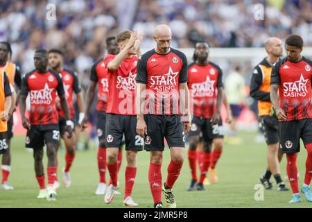 Les joueurs de RFC Seraing ont l'air abattu après un match de football entre RSCA Anderlecht et RFC Seraing, dimanche 07 août 2022 à Anderlecht, Bruxelles, le 3 e jour de la première division du championnat belge de la « Jupiler Pro League » 2022-2023. BELGA PHOTO BRUNO FAHY Banque D'Images