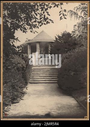 Barth Erwin (1880-1933), Sachsenplatz à Berlin-Charlottenburg. Exécution (1918-1918): Vue: Vue d'un escalier au pavillon (temple de jardin). Crayon, charbon par photo sur carton, 57,4 x 42,6 cm (y compris les bords de balayage) Barth Erwin (1880-1933): Sachsenplatz, Berlin-Charlottenburg. Ausführung Banque D'Images