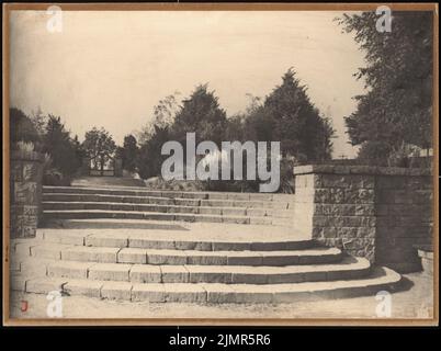 Barth Erwin (1880-1933), Sachsenplatz à Berlin-Charlottenburg. Exécution (1918-1918): Vue: Vue sur le chemin à travers le jardin biologique sur la porte sur la couverture nord. Charbon sur photo sur carton, 42,7 x 57,2 cm (y compris les bords de balayage) Barth Erwin (1880-1933): Sachsenplatz, Berlin-Charlottenburg. Ausführung Banque D'Images