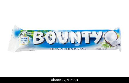 Ukraine, Kiev - 04 novembre 2021: Bounty chocolat bar.Prise de vue en studio, isolée sur fond blanc.Le fichier contient un chemin d'écrêtage. Banque D'Images