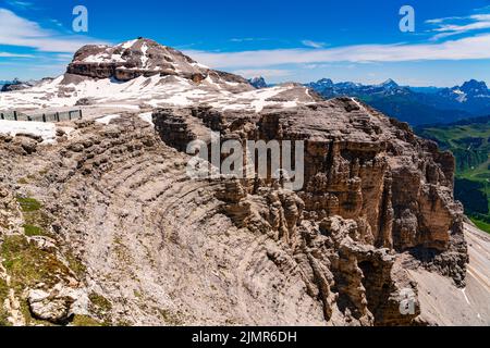 Magnifique paysage naturel sur Sass Pordoi avec neige par jour ensoleillé. Banque D'Images