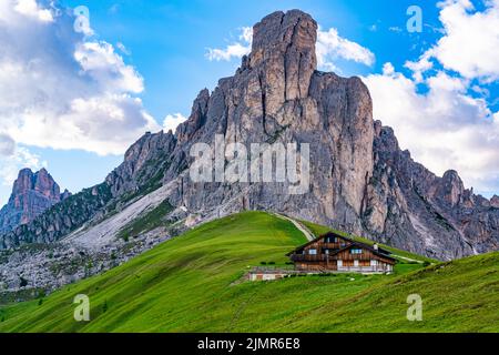 Vue sur le pic de Ra Gusela du groupe Nuvolau dans la montagne italienne des Dolomites. Banque D'Images