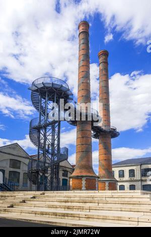 Cheminées célèbres de l'usine d'armement du Manu datant du 19th siècle, avec un escalier en spirale métallique de 18 mètres de haut et une passerelle, Chatellerault, Vienne (86), France. Banque D'Images