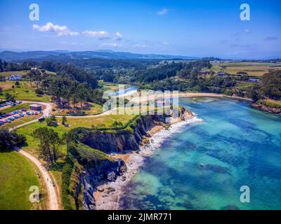 Vue aérienne de la plage de Porcia dans le conseil des asturies d'El Franco, Asturies, Espagne Banque D'Images