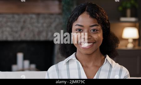 Portrait Afro-américaine fille gros plan femme modèle visage femme femme femme petite amie étudiante regardant à côté à la maison tourne la tête regarde l'appareil photo sourire Banque D'Images