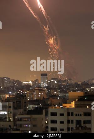 Gaza, Palestine. 06th août 2022. Des roquettes ont été lancées depuis la ville de Gaza vers Israël, en réponse à des frappes aériennes israéliennes dans la bande de Gaza. (Photo de Yousef Masoud/SOPA Images/Sipa USA) crédit: SIPA USA/Alay Live News Banque D'Images