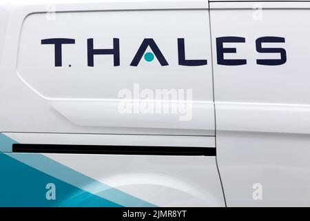 Fredericia, Danemark - 8 juin 2022: Thales est une multinationale française et un groupe électronique spécialisé dans l'aérospatiale, la défense, la sécurité Banque D'Images