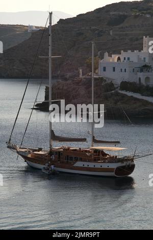 IOS, Grèce - 9 juin 2021 : vue sur un magnifique yacht dans la baie de Myloppas dans iOS Grèce Banque D'Images