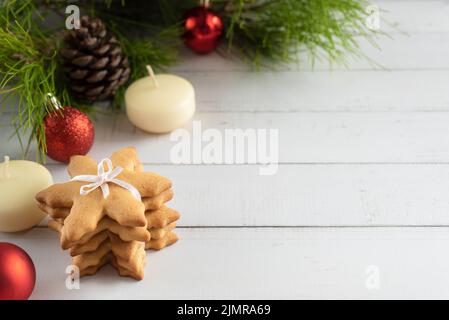 Fond en bois clair de Noël avec branches de sapin, cônes, décorations de Noël, étoiles, biscuits de Noël Banque D'Images