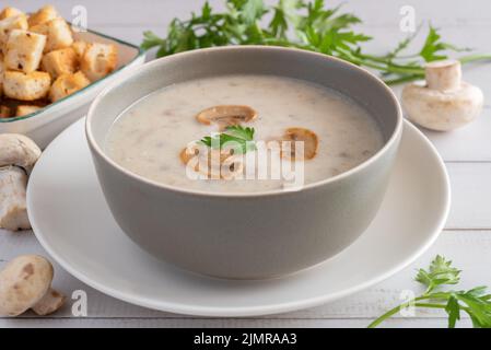 Soupe crémeuse aux champignons. Concept alimentaire végétalien d'automne. Banque D'Images