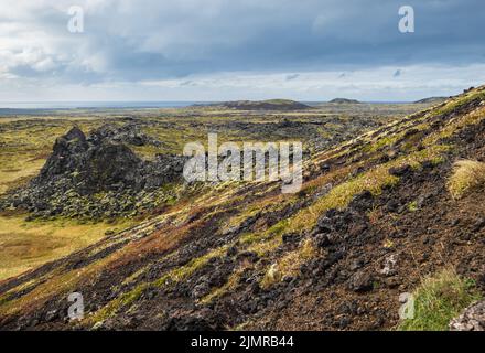 Vue volcanique spectaculaire du cratère du volcan Saxholl, péninsule de Snaefellsnes, parc national de Snaefellsjokull, Islande occidentale. Banque D'Images