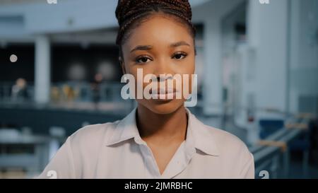 Gros plan sérieux pensif triste femme d'affaires portrait. Une fille afro-américaine biraciale femme chef d'entreprise avocat en faillite a congédié une dame Banque D'Images