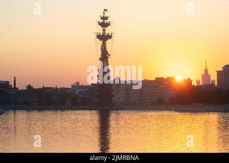 Moscou, Russie. 7th août 2022.Une vue d'une statue de Pierre le Grand par le sculpteur Zurab Tsereteli du remblai de Prechistenskaya en début de matinée. Banque D'Images