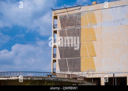 Façade d'un bâtiment abandonné dans la ville fantôme de Varosha Famagousta, Chypre Banque D'Images