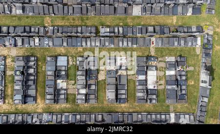 Vue aérienne sur le cimetière et les tombes de la ville de Mechelen, Belgique. Cimetière, vue d'en haut. Banque D'Images