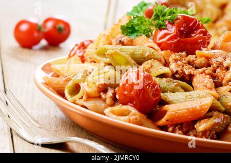 Les pâtes penne avec sauce bolognaise Banque D'Images