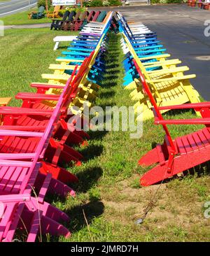 Chaises Adirondack colorées, New Hampshire Banque D'Images