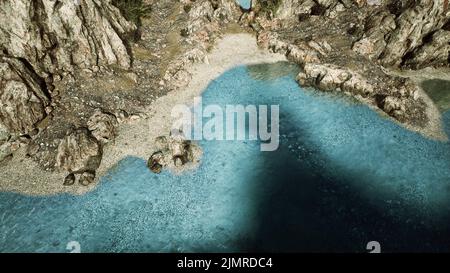 Vue aérienne du drone volant de l'île rocheuse dans l'océan Atlantique Banque D'Images