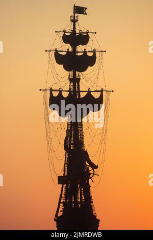 Moscou, Russie. 7th août 2022.Une vue d'une statue de Pierre le Grand par le sculpteur Zurab Tsereteli du remblai de Prechistenskaya en début de matinée. Banque D'Images