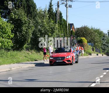 Cracovie, Pologne - 5 août 2022 : véhicule de l'équipe INEOS sur la route de la Tour de Bologne UCI – Tour du monde, étape 7 Skawina - Cracovie. Le plus grand événement cycliste d'Europe de l'est. Banque D'Images