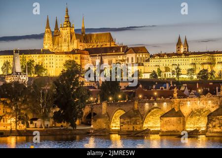 Le pont Charles et le château de Prague la nuit, République tchèque. Banque D'Images