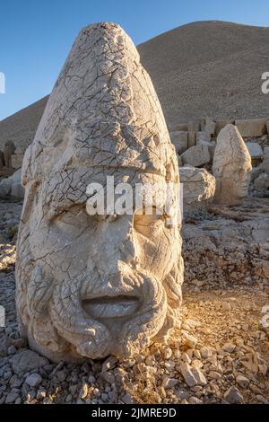 Statues anciennes au lever du soleil sur la montagne Nemrut en Turquie. Banque D'Images