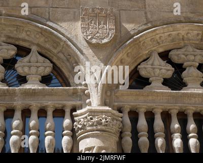 GRENADE, ANDALOUSIE, ESPAGNE - MAI 7 : armoiries sur l'extérieur de la cathédrale de Grenade, Andalousie, Espagne sur 7 mai 2014 Banque D'Images