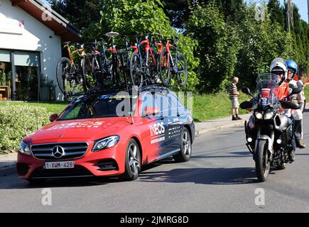 Cracovie, Pologne - 5 août 2022 : véhicule de l'équipe INEOS sur la route de la Tour de Bologne UCI – Tour du monde, étape 7 Skawina - Cracovie. Le plus grand événement cycliste d'Europe de l'est. Banque D'Images