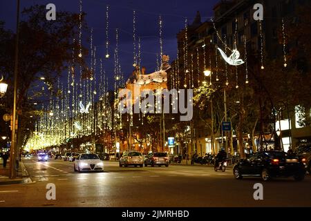 Noël s'illumine sur le passeig de Gracia avec Casa Mila (la Pedrera) Banque D'Images