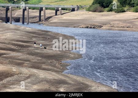 Ripponden, Royaume-Uni. 7th août 2022. Baitings Reservoir est un grand approvisionnement en eau exploité par Yorkshire Water and Supply's Wakefield. La faible chute de pluie a laissé l'eau à un niveau bas avec des visiteurs capables de marcher sur des zones habituellement des pieds sous l'eau. Ripponden, Royaume-Uni. Credit: Barbara Cook/Alay Live News Banque D'Images