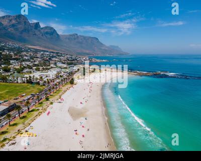 Vue depuis le point de vue de Rock au Cap sur Campsbay, vue sur camps Bay avec brouillard sur l'océan Banque D'Images