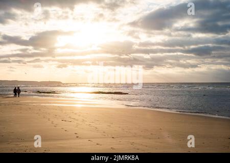 Gros plan mer plage de sable avec silhouette de couple de marche. Paysage de plage panoramique. Inspirez l'horizon marin tropical de la plage. O Banque D'Images