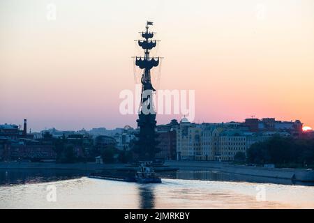 Moscou, Russie. 7th août 2022.Une vue d'une statue de Pierre le Grand par le sculpteur Zurab Tsereteli du remblai de Prechistenskaya en début de matinée. Banque D'Images