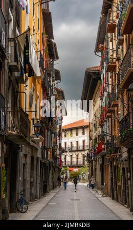 Rue étroite avec des bâtiments colorés dans le centre-ville historique de Tolosa Banque D'Images